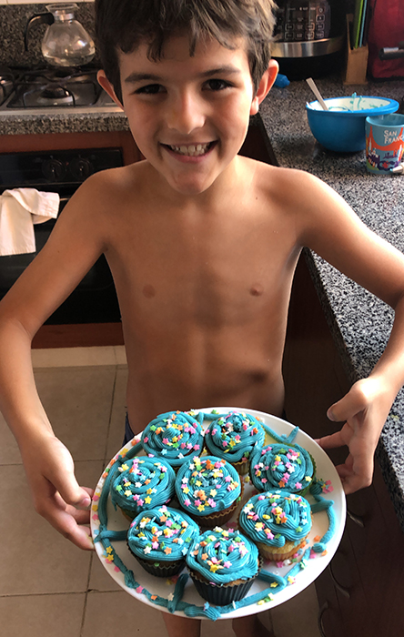 Pedro con su receta de cupcakes