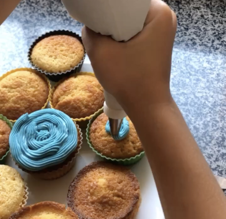Cubriendo los cupcakes con frosting